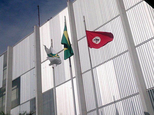 Membros do MST colocaram uma bandeira do movimento no lugar do símbolo da Terracap em frente ao prédio da empresa (Foto: Mateus Rodrigues/G1)