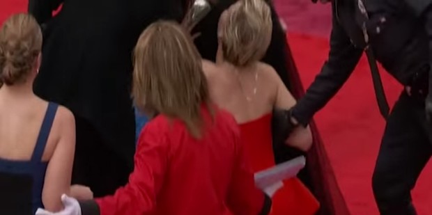 Jennifer Lawrence caindo no Oscar 2014 (Foto: Reprodução/YouTube)
