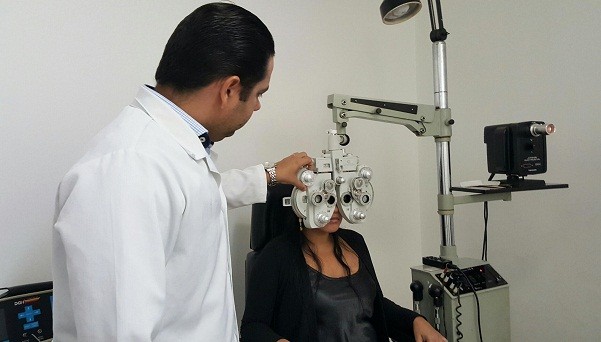 Procure um médico oftalmologista em um consultório ou clínica oftalmológica (Foto: Divulgação) Procure um médico oftalmologista em um consultório ou clínica oftalmológica (Foto: Divulgação)