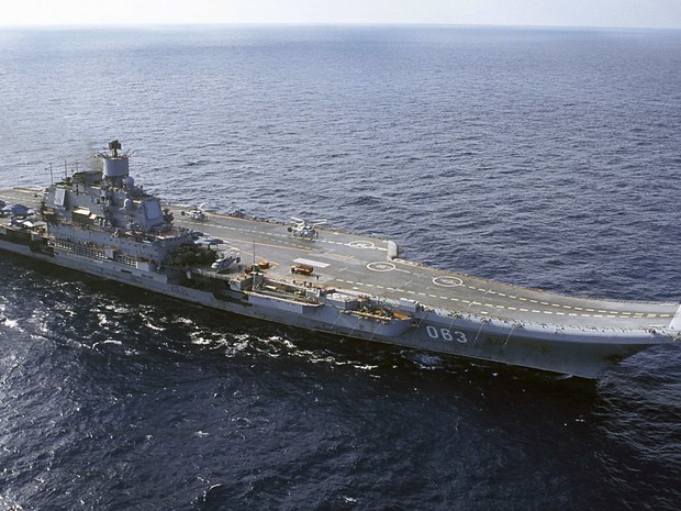 Porta-aviões russo Almirante Kuznetsov (Foto: AP)