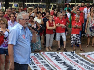 Flávio Bitarello discursando em ato pró-Dilma (Foto: Rafael Antunes/G1)
