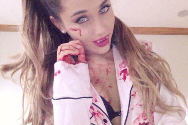 Meio vampiresca, meio zumbi? Ariana Grande é fã assumida do Halloween e adora inventar novas fantasias para a ocasião. (Foto: Reprodução/Instagram)