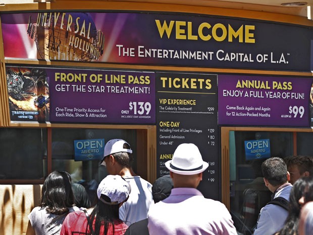 Bilheteria do parque temático Universal Studios Hollywood mostra preços de experiências VIP e comum (Foto: Damian Dovarganes/AP Photo)