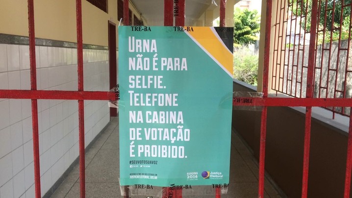 Cartaz no Colégio Luiz Viana Filho, em Salvador, alerta para eleitores não tirarem 