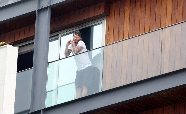 David Beckham na varanda de hotel no RJ (Foto: Gabriel Reis e André Freitas / AgNews)