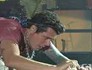John Mayer faz solo de guitarra no chão (Reprodução)