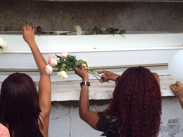Mãe coloca flores sobre o caixão de Sarah (Foto: Matheus Rodrigues / G1)