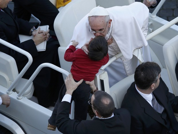 Criança ganha beijo do Papa Francisco na Praça São Pedro (Foto: Tony Gentile/Reuters)