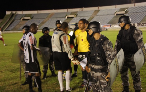 Expulsão de Willian (Auto Esporte x Botafogo) (Foto: Phelipe Caldas)