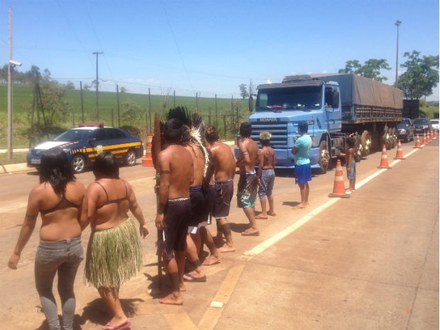 Cerca de 30 indígenas liberaram as cancelas da praça de pedágio da BR-369, em Jataizinho (Foto: Vinícius Frigeri/RPC TV)