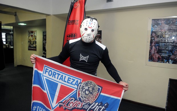 Rony Jason UFC máscara Fortaleza (Foto: André Durão / Globoesporte.com)