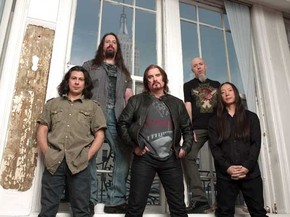 A nova formação do Dream Theater, que toca no Brasil nesta semana: a partir da esquerda, o baterista Mike Mangini, o guitarrista John Petrucci, o vocalista James LaBrie, o tecladista Jordan Rudess e o baixista John Myung (Foto: Divulgação)