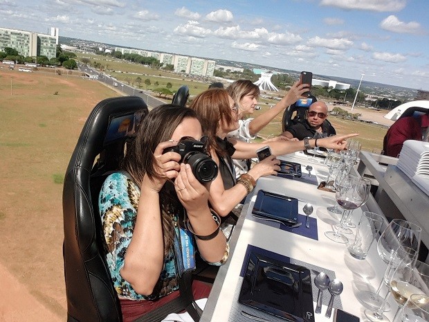 Convidados durante almoço em plataforma a 50 metros do chão, no centro de Brasília (Foto: Raquel Morais/G1)
