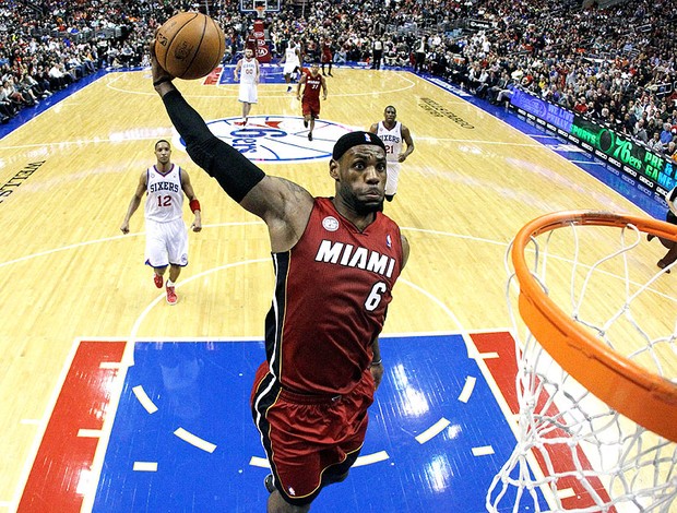 LeBron James na partida da NBA do Miami Heat contra o 76ers (Foto: AP)