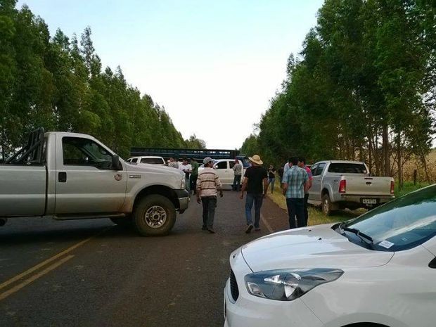Após invasões, fazendeiros bloquearam rodovia, entre Antônio João e Bela Vista.  (Foto: Geraldo Ferreira/O Arrastão)