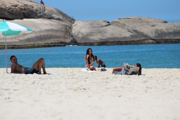 Lea T na praia (Foto: Fabio Moreno/ Photo Rio News)