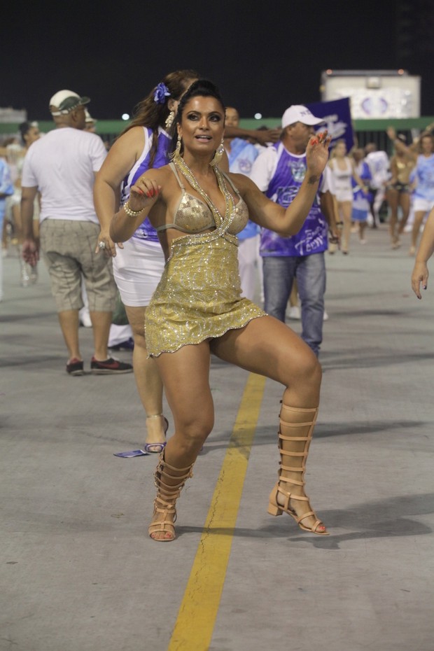 Ego Dani Sperle Deixa Calcinha Bege à Mostra Ao Sambar Até O Chão Notícias De Carnaval 2014