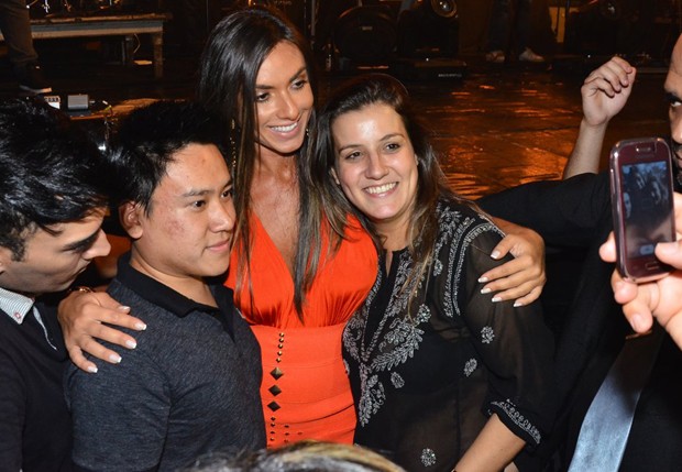 Nicole Bahls posa com fãs (Foto: Caio Duran/AgNews)