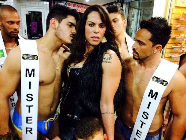 Rebeca Gusmão e os candidatos a Mister Universo DF (Foto: Ralph Santos/ divulgação)