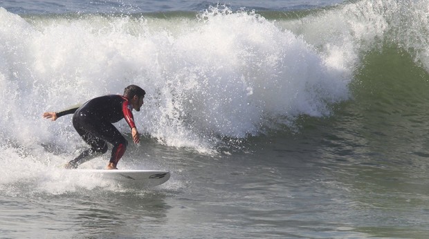 Caio Castro surfa  (Foto: Delson Silva / AgNews)