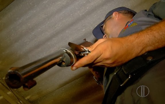 Espingarda calibre 12 de fabricação caseira foi usada pela dupla no assalto (Foto: Reprodução/Inter TV Cabugi)
