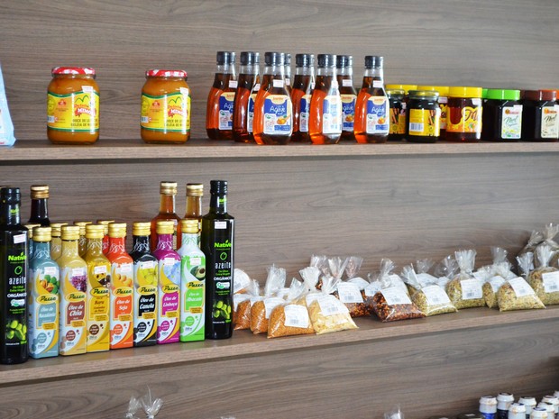 A loja oferece diversos alimentos funcionais desde grãos até os bolinhos e sucos naturais (Foto: Jackson Félix/G1 RR)