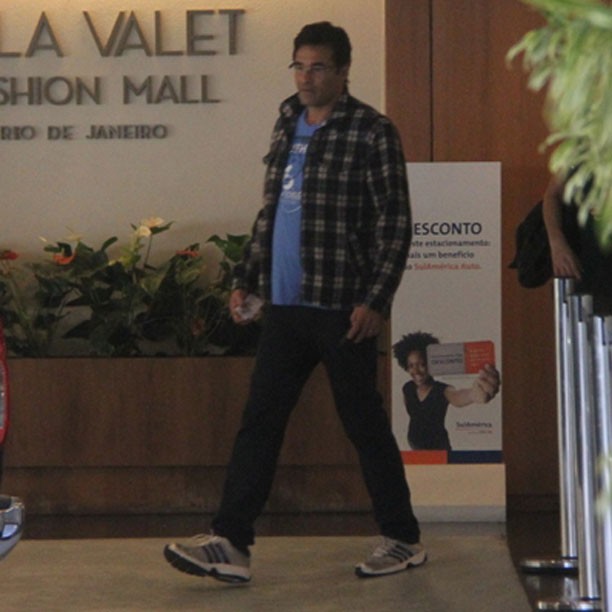 Luciano Szafir em shopping no Rio (Foto: Daniel Delmiro/ Ag. News)