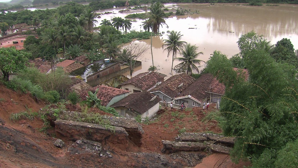 Deslizamento de barreiras preocupa moradores e autoridades do município de Sirinhaém, na Mata Sul de Pernambuco (Foto: Reprodução/TV Globo)