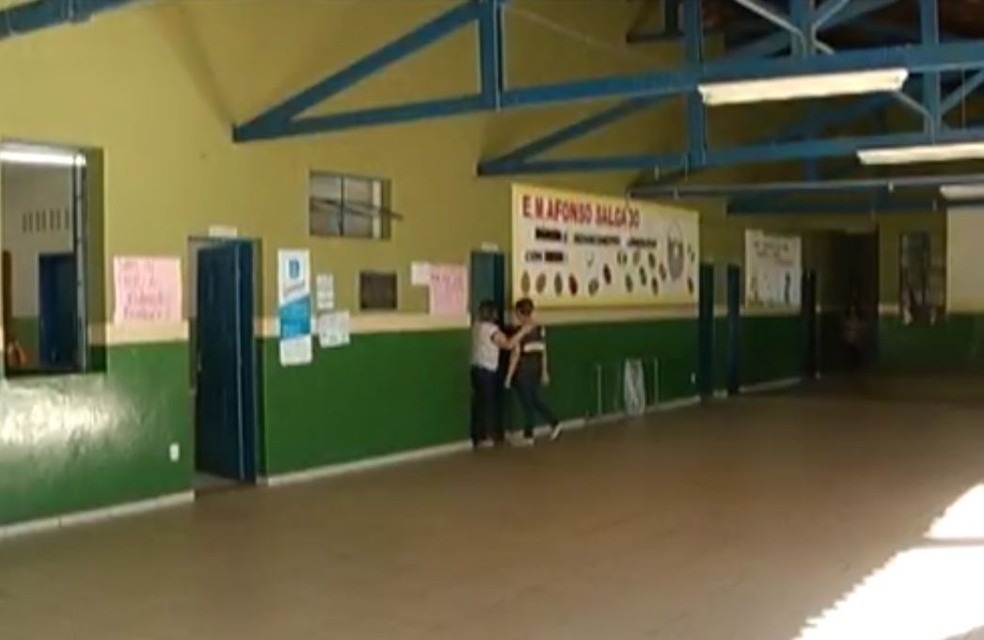 Escola Afonso Salgado foi arrombada quatro vezes este ano, segundo funcionários (Foto: Reprodução/Inter TV)