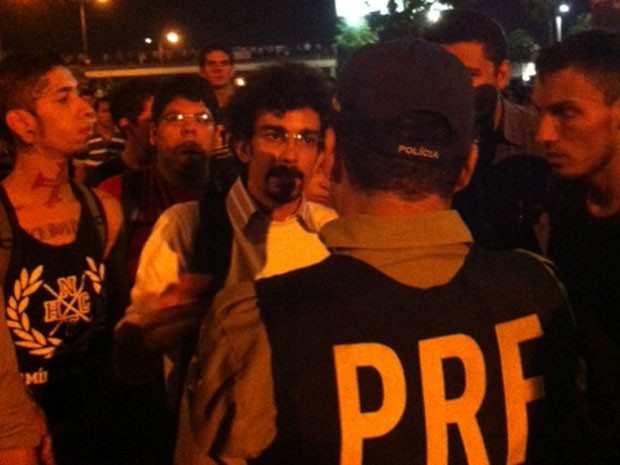 Manifestantes conversam com policial rodoviário antes de invadir BR-101 em Natal (Foto: Felipe Gibson)