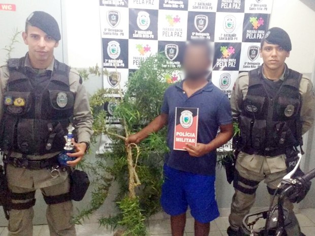Suspeito foi encaminhado com pé de maconha para a delegacia em Santa Rita, na segunda-feira (5) (Foto: Soldado Jonhanderson/Polícia Militar da Paraíba)