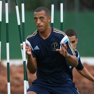 Vitor Hugo supera falha no Dérbi e pede paciência aos palmeirenses