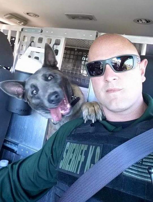 Foto mostra agente Doug Burgett e cão Zurki, da delegacia na Flórida (Foto: Santa Rosa Sheriff’s )