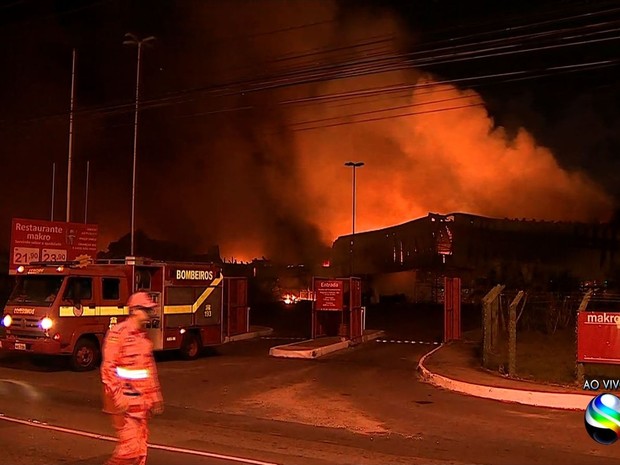 Corpo de Bombeiros disse que fogo se espalhou rapidamente (Foto: Reprodução/TV Sergipe)