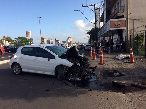 Carro bateu em poste na BR-116, em Canoas (RS) (Foto: Bernardo Bortolotto/RBS TV)