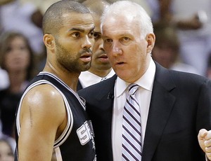 Basquete NBA - Miami Heat x San Antonio Spurs - Tony Parker e técnico Gregg Popovich (Foto: AP)