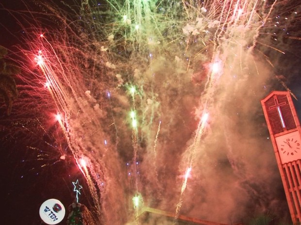 Queima de fogos em Olímpia foi na praça Matriz (Foto: Reprodução/TV TEM)