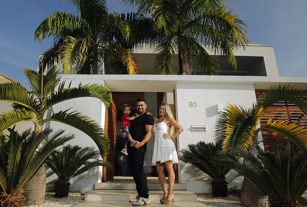 Ana De Biase abre sua casa triplex de 900 m² na Barra de Tijuca, no RJ, e mostra detalhes da decoração dos ambientes ao lado do marido, João Tristão, e do filho, João Vitor (Foto: Marcos Serra Lima / Ego)