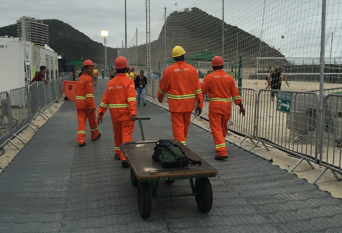 Trabalhadores caminhando pelo local: eles fazem os ajustes finais (Foto: Gabriel Fricke)