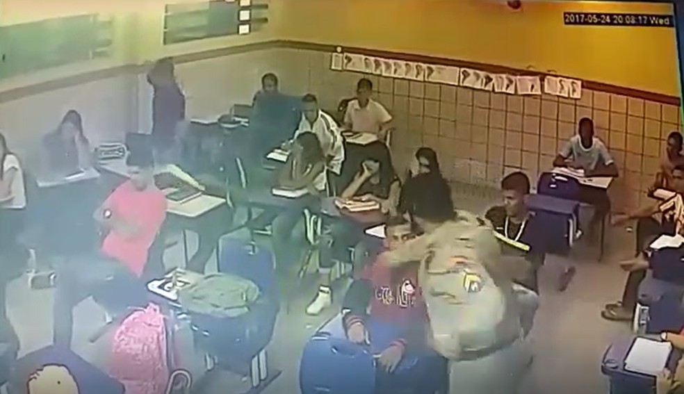 Confusão em escola estadual de Alagoas começou com policial militar batendo no rosto do estudante (Foto: Reprodução)