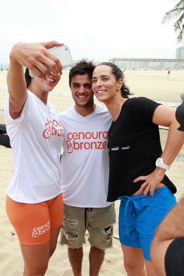 Felipe Simas na praia de Copacabana (Foto: JC Pereira/AgNews)