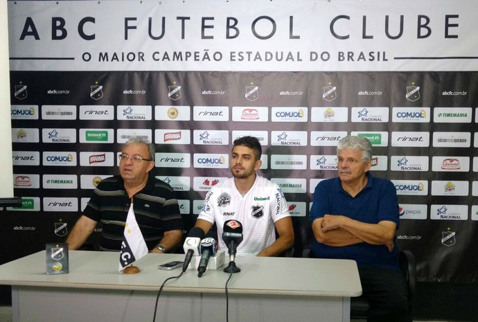 ABC - Gegê, meia - apresentação - Judas Tadeu e Leonardo Arruda (Foto: Ilana Albuquerque/ABC FC/Divulgação)