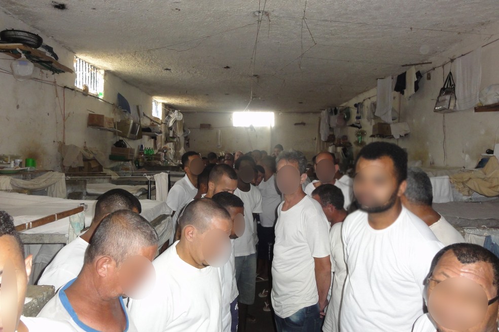 Presos em cela do presídio Plácido Sá Carvalho (Foto: Reprodução)