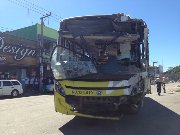 Onibus invadiu oficina em Mesquita, na Baixada Fluminense (Foto: Renata Soares/G1)