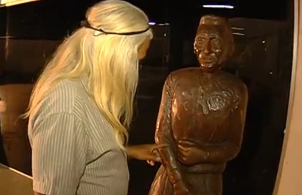 Escultura do Rei Pelé foi feita há 20 anos e está exposta no Serra Dourada (Foto: Reprodução/TV Anhanguera)