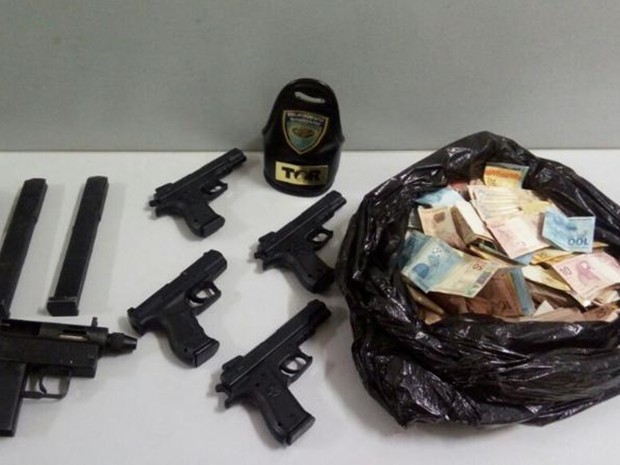 Polícia apreendeu armas e dinheiro com suspeitos (Foto: Divulgação/Polícia Rodoviária Estadual) Polícia apreendeu armas e dinheiro com suspeitos (Foto: Divulgação/Polícia Rodoviária Estadual)