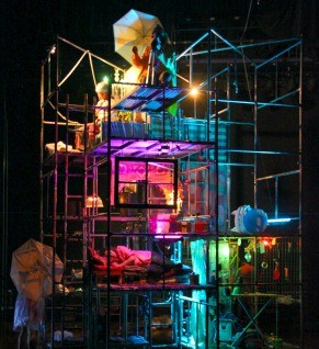Espetáculos são encenados em um andaime de cinco metros de altura (Foto: Divulgação)