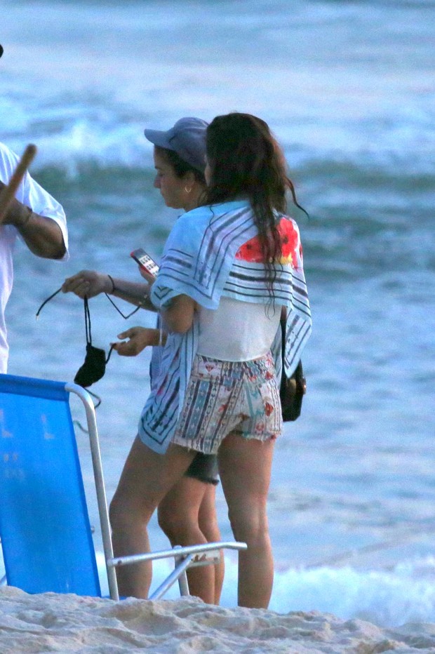 Nanda Costa e amigos na praia do Arpoador, RJ (Foto: André Freitas / AgNews)