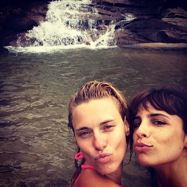 Carolina Dieckmann e Maria Ribeiro em cachoeira (Foto: Instagram / Reprodução)