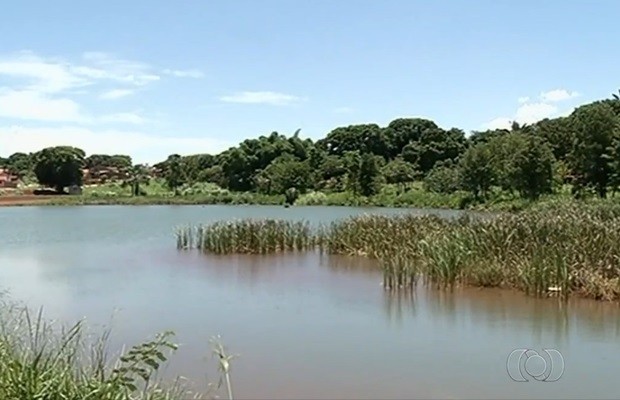 Lago onde rapaz morreu afogado tem áreas com 4 metros de profundidade (Foto: Reprodução/TV Anhanguera)
